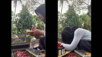Pilu, Wanita Bawa Kue Ultah ke Kuburan, Rayakan Ulang Tahun Ibu
