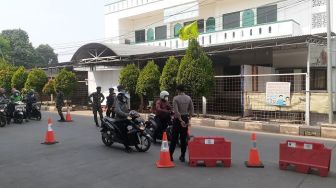 Sudah Jam 10 Lewat, Aparat Biarkan Pekerja Esensial-Kritikal Lintasi Penyekatan Kalimalang