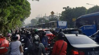 Imbas Penyekatan PPKM Darurat, Kawasan Mampang Macet Parah