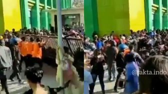 Viral Vaksinasi di Kupang Ricuh, Warga Membludak hingga Robohkan Pagar