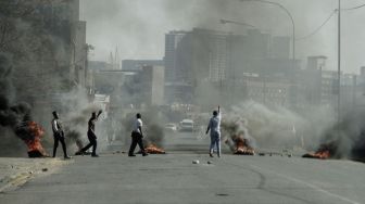 Demo Berujung Kerusuhan di Afrika Selatan, Bocah 2 Tahun Dilempar dari Lantai 16