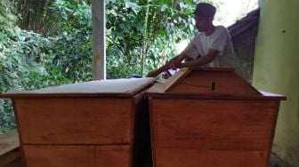 Kasus Covid-19 Melonjak, Tukang Kayu Ini Rela Alih Profesi Bikin Peti Mati