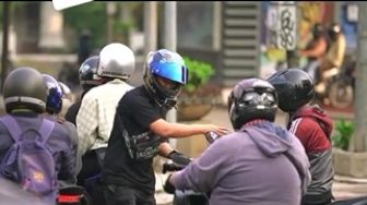 Viral Aksi Sosok Pria Bermotor Bagi-bagi Uang Bantuan PPKM hingga Puluhan Juta