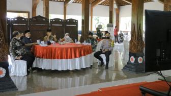 Terdampak PPKM, Jukir, Sopir Angkot, Tukang Cukur di Kebumen Dapat BLT