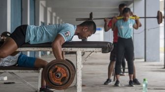 Atlet dayung PON DKI Jakarta berlatih di arena dayung Jakabaring Sport CIty (JSC), Palembang, Sumatera Selatan, Kamis (15/7/2021). [ANTARA FOTO/Nova Wahyudi]