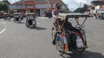 Satgas COVID-19 Kabupaten Purbalingga melakukan sosialisasi PPKM darurat dengan menggunakan becak, di wilayah kota Purbalingga, Jawa Tengah, Kamis (15/7/2021). ANTARA FOTO/Idhad Zakaria