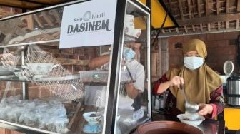 Warung Soto di Sleman Bagikan 1.000 Porsi Soto Perhari ke Warga yang Jalani Isoman