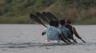 Atlet dayung PON DKI Jakarta berlatih di arena dayung Jakabaring Sport CIty (JSC), Palembang, Sumatera Selatan, Kamis (15/7/2021). [ANTARA FOTO/Nova Wahyudi]