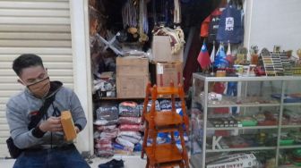 Imbas PPKM Darurat, Penjual Plakat di Pasar Senen Pulangkan 2 Karyawan