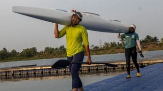 Atlet dayung PON DKI Jakarta memanggul perahu usai berlatih di arena dayung Jakabaring Sport CIty (JSC), Palembang, Sumatera Selatan, Kamis (15/7/2021). [ANTARA FOTO/Nova Wahyudi]