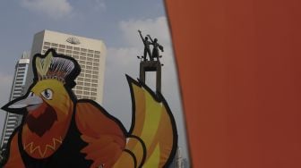 Maskot Pekan Olahraga Nasional (PON) XX Papua terpasang di Bundaran Hotel Indonesia, Jakarta, Jumat (16/7/2021). [Suara.com/Angga Budhiyanto]