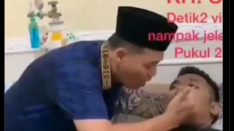 Media Taiwan Sorot Video Viral Terapis Berpeci Hirup Napas Pasien Covid-19