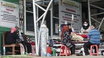 Sejumlah pasien berada di teras gedung Instalasi Gawat Darurat (IGD) Rumah Sakit Umum Daerah (RSUD) Jayapura, Papua, Jumat (16/7/2021). [ANTARA FOTO/Indrayadi TH]