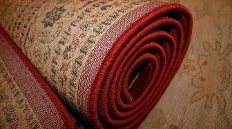 Ngeri! Karpet Bisa Bergerak Sendiri, Alasannya Bikin Bingung Warganet