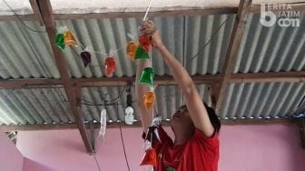 Usir Virus Corona, Warga Mojokerto Gantung Plastik Berisi Air Warna Merah