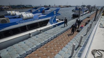 Sejumlah petugas berjalan di dermaga Pelabuhan Kaliadem, Muara Angke, Jakarta, Sabtu (17/7/2021). [ANTARA FOTO/Aditya Pradana Putra]