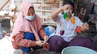 Dipercaya Ampuh Tolak Bala, Warga Mojokerto Pasang Air Warna-warni di Teras Rumah