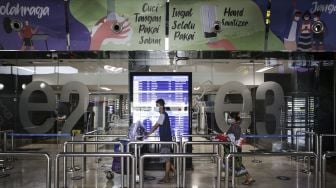 Calon penumpang pesawat bersiap masuk ke area keberangkatan di Terminal 2E Bandara Internasional Soekarno Hatta, Tangerang, Banten, Sabtu (17/7/2021). [ANTARA FOTO/Fauzan]