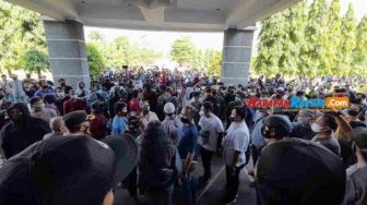 Protes Aturan PPKM Darurat, Ratusan Orang Geruduk Kantor Wali Kota