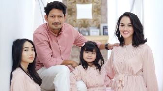Gemasnya Putri Ririn Ekawati Hibur Ibnu Jamil saat MU Kalah: Sabar ya Pa!