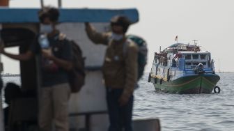 Kapal penyeberangan pengangkut penumpang bersiap sandar di dermaga Pelabuhan Kaliadem, Muara Angke, Jakarta, Sabtu (17/7/2021). [ANTARA FOTO/Aditya Pradana Putra]