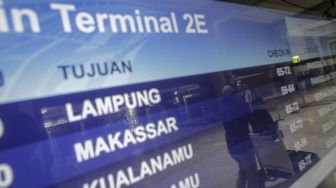 Seorang calon penumpang pesawat berjalan di area Terminal 2E di Bandara Internasional Soekarno Hatta, Tangerang, Banten, Sabtu (17/7/2021). [ANTARA FOTO/Fauzan]