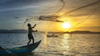 Cara Unik Nelayan Peringati Hari Sumpah Pemuda, Ikut Bersih Pantai