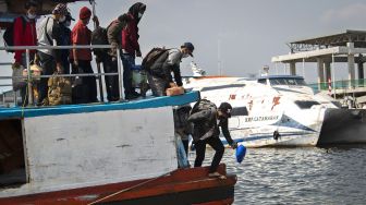 Penumpang turun dari kapal penyeberangan di dermaga Pelabuhan Kaliadem, Muara Angke, Jakarta, Sabtu (17/7/2021). [ANTARA FOTO/Aditya Pradana Putra]