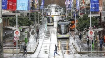 Suasana Bourke Street Mall yang terlihat sepi di Melbourne, Australia, pada (16/7/2021). [ASANKA BRENDON RATNAYAKE / AFP]