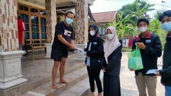 Cegah Penularan Covid-19, PMM 56 UMM Bagikan Masker dan Hand Sanitizer untuk Masyarakat