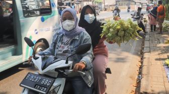 Warga membeli kulit ketupat  di Pasar Palmerah, Jakarta Pusat, Minggu (18/7/2021). [Suara.com/Alfian Winanto]