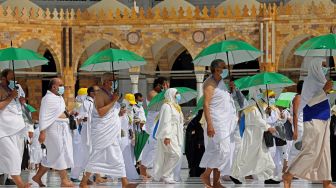 Umat Islam mengelilingi Ka'bah di Masjidil Haram, Mekkah, Sabtu (17/7). [AFP/Photo]
