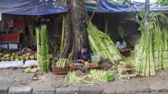 Aktivitas para pedagang kulit ketupat di Pasar Palmerah, Jakarta Pusat, Minggu (18/7/2021). [Suara.com/Alfian Winanto]