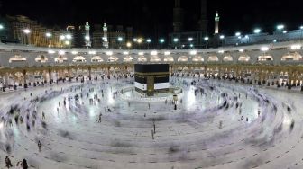 Umat Islam mengelilingi Ka'bah di Masjidil Haram, Mekkah, Sabtu (17/7). [AFP/Photo]
