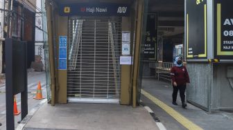 Warga melintas di Stasiun MRT Haji Nawi, Jakarta Selatan, Minggu (18/7/2021). [Suara.com/Alfian Winanto]