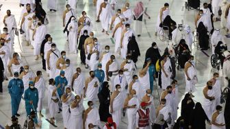 Umat Islam mengelilingi Ka'bah di Masjidil Haram, Mekkah, Sabtu (17/7). [AFP/Photo]
