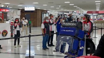 13 atlet serta 11 pelatih dan ofisial Indonesia untuk Olimpiade Tokyo tiba di Bandara Narita Tokyo Jepang Minggu (18/7).  [Foto KBRI Tokyo]