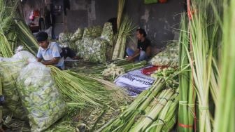 Aktivitas para pedagang kulit ketupat di Pasar Palmerah, Jakarta Pusat, Minggu (18/7/2021). [Suara.com/Alfian Winanto]