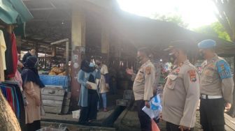 Jelang Idul Adha, Polisi Awasi Prokes Pengunjung Pasar Mentok di Bangka Barat