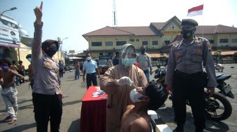 Petugas kesehatan Polres Tegal Kota melakukan tes usap cepat COVID-19 kepada pelajar di Polres Tegal Kota, Jawa Tengah, Senin (19/7/2021). ANTARA FOTO/Oky Lukmansyah