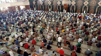 Reuni 212 Digelar di Masjid At Tin TMII Diawali Salat Tahajud Berjamaah, Peserta dari Daerah Mulai Datang