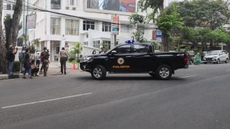 Mobil Puslabfor tiba untuk melakukan investigasi tertutup di Kantor Badan Pengawas Obat dan Makanan (BPOM), Jakarta Pusat, Senin (19/7/2021). [Suara.com/Alfian Winanto]