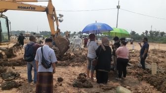 Suasana Pemakaman Jenazah Covid-19 di TPU Rorotan, Alat Berat Sibuk Gali Liang Lahat