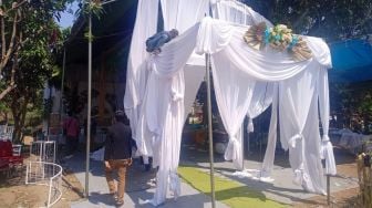 Warga Bekasi Nekat Gelar Kawinan, Tenda Dibongkar Paksa, Pengantin Gigit Jari