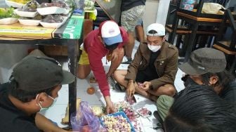 Patut Dicontoh! Kelompok Pemuda di Semarang Patungan Buat Makanan untuk Warga Isoman