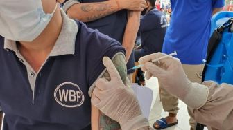 Ratusan Narapidana Makassar Disuntik Vaksin Covid-19, Tatto di Lengan Bikin Gagal Fokus