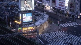 Sejumlah warga menyeberang jalan di kota Shinjuku, Tokyo, Jepang, Minggu (18/7/2021).  ANTARA FOTO/Sigid Kurniawan