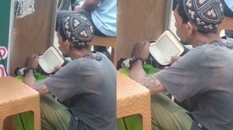 Viral Pria Bertato Diam-diam Baca Al Quran saat Berjualan, Jadi Tamparan Publik