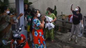 Pedangdut Dewi Perssik pamit kepada warga usai membagikan paket bantuan berupa daging kurban dan sembako kepada warga di sekitar rumahnya di Kawasan Fatmawati, Jakarta Selatan, Selasa (20/7/2021). [Suara.com/Alfian Winanto]