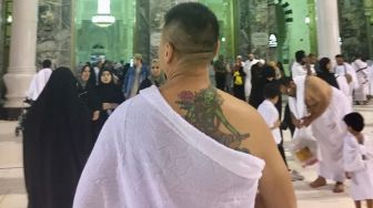 Ini Reaksi Orang di Mekkah Lihat Pria Penuh Tato Tawaf Keliling Kakbah